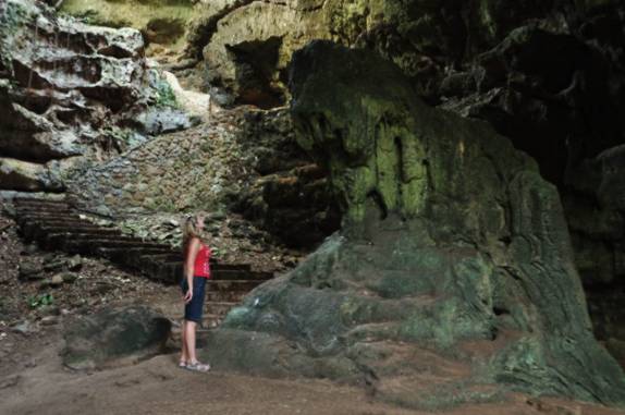 Uma grande rocha em forma de leão, na saída da caverna de Lol-Tun, no Yucatán, no sul do México